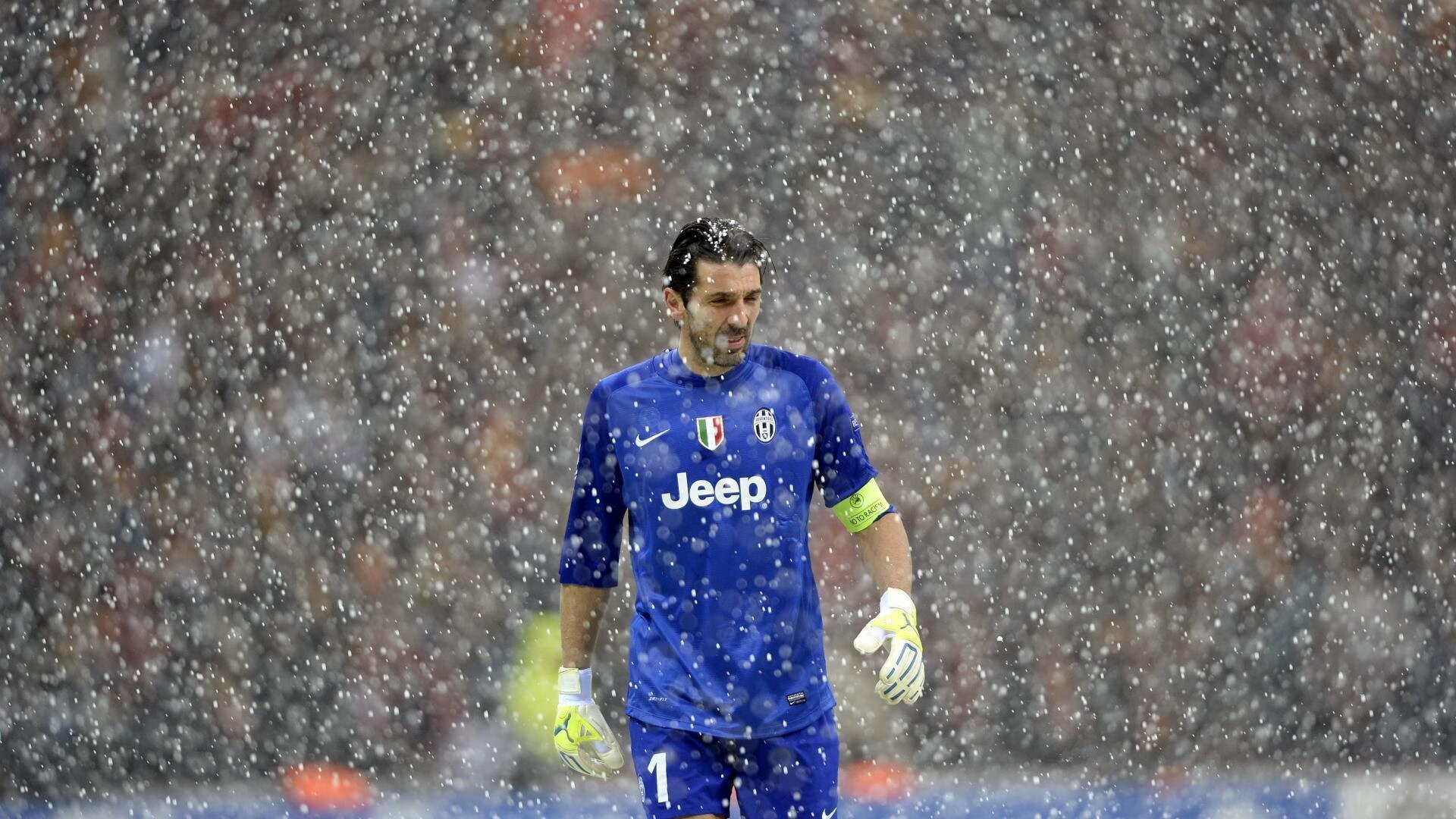 爱游戏平台-足球明星表现抢眼，引来球迷关注，足球明星科普